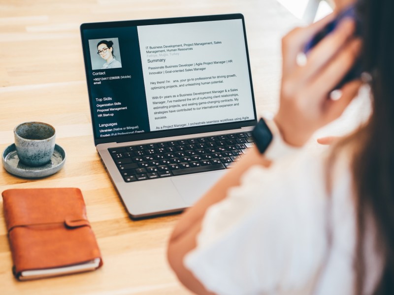 Junge Frau sucht online nach einem Job.