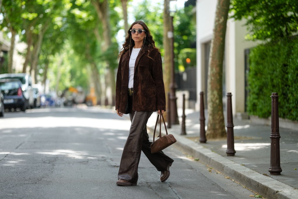 Frau mit Wildleder-Blazer