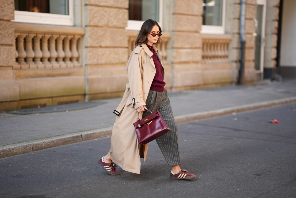 Frau mit braunen Sneakern