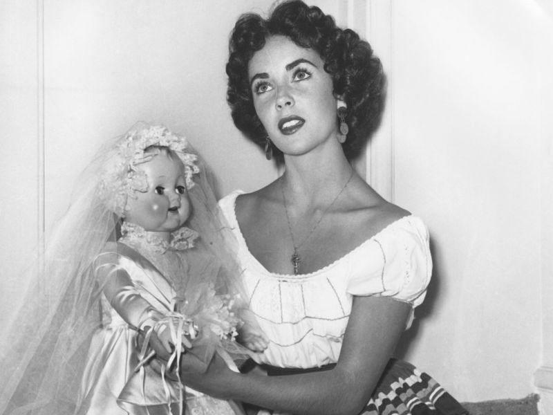 Elizabeth Taylor mit Porzellanpuppe