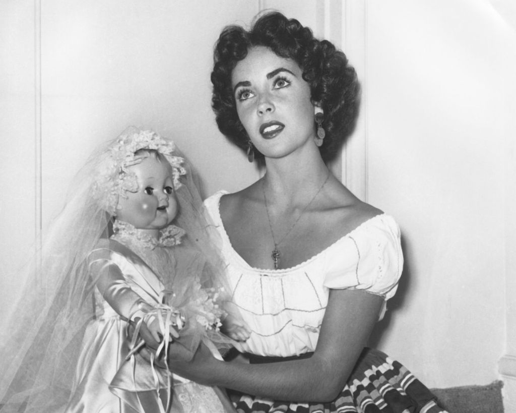 Elizabeth Taylor mit Porzellanpuppe