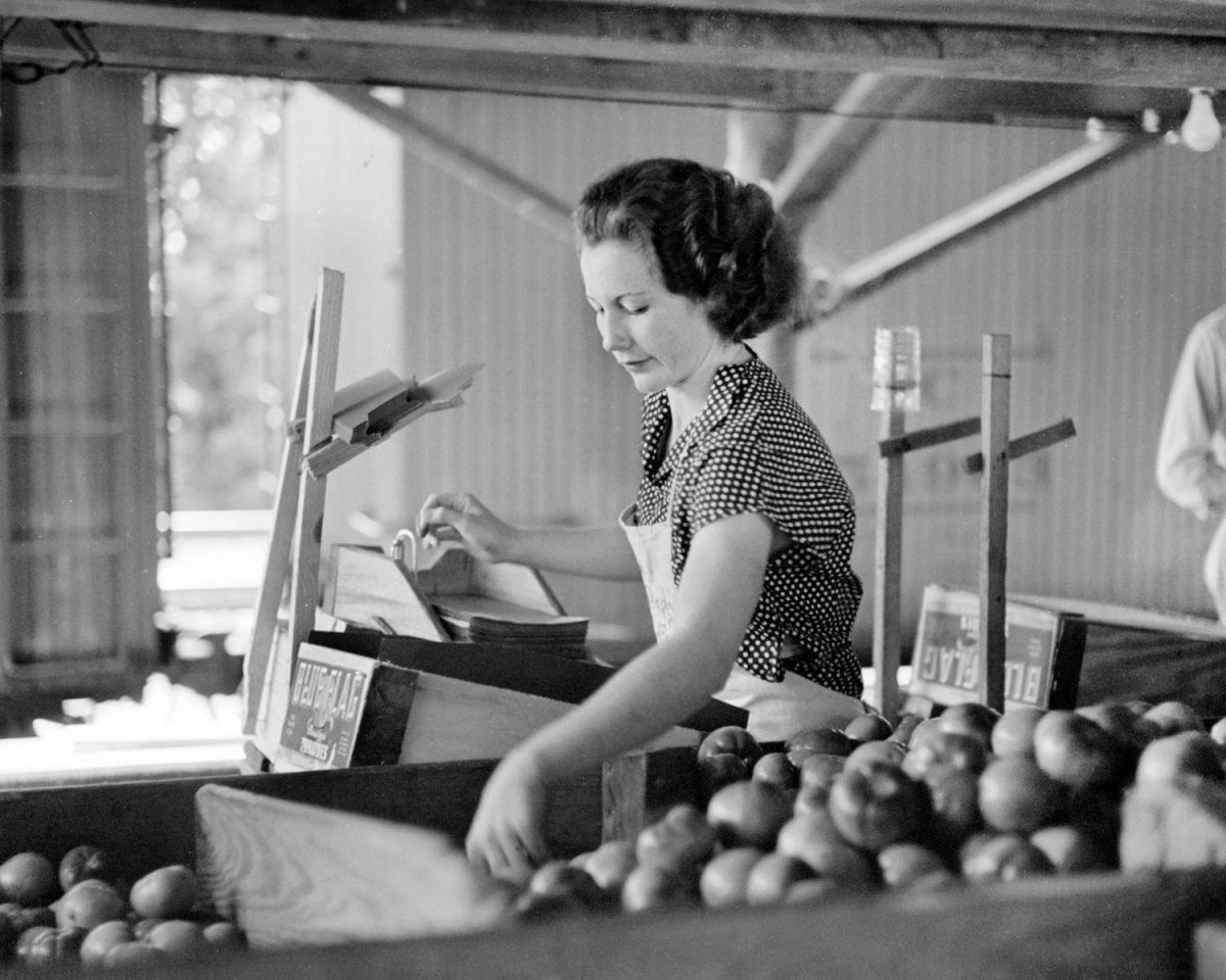 Frau auf einem Gemüsemarkt in Schwarz-Weiß.