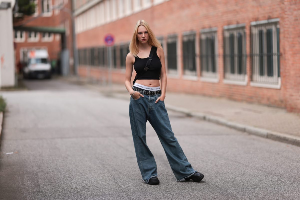 Junge Frau mit Baggy