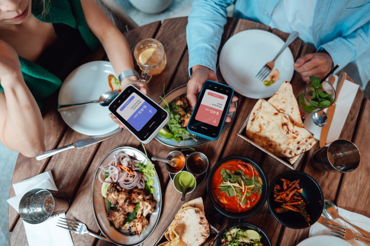 Happy Urlaub, aber ohne versteckte Kostenfalle im Restaurant. Diese 5 perfiden Touristen-Abzocken musst du kennen.