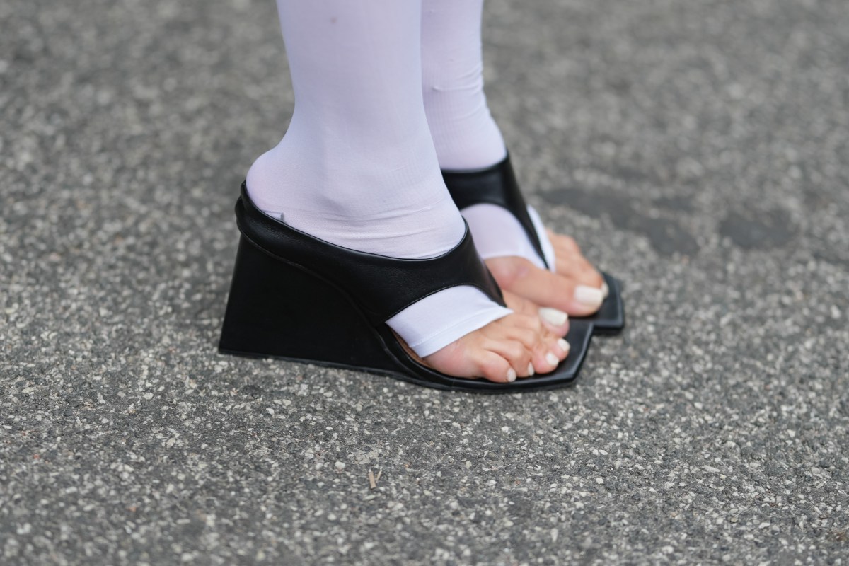 Frau trägt Slides mit Socken