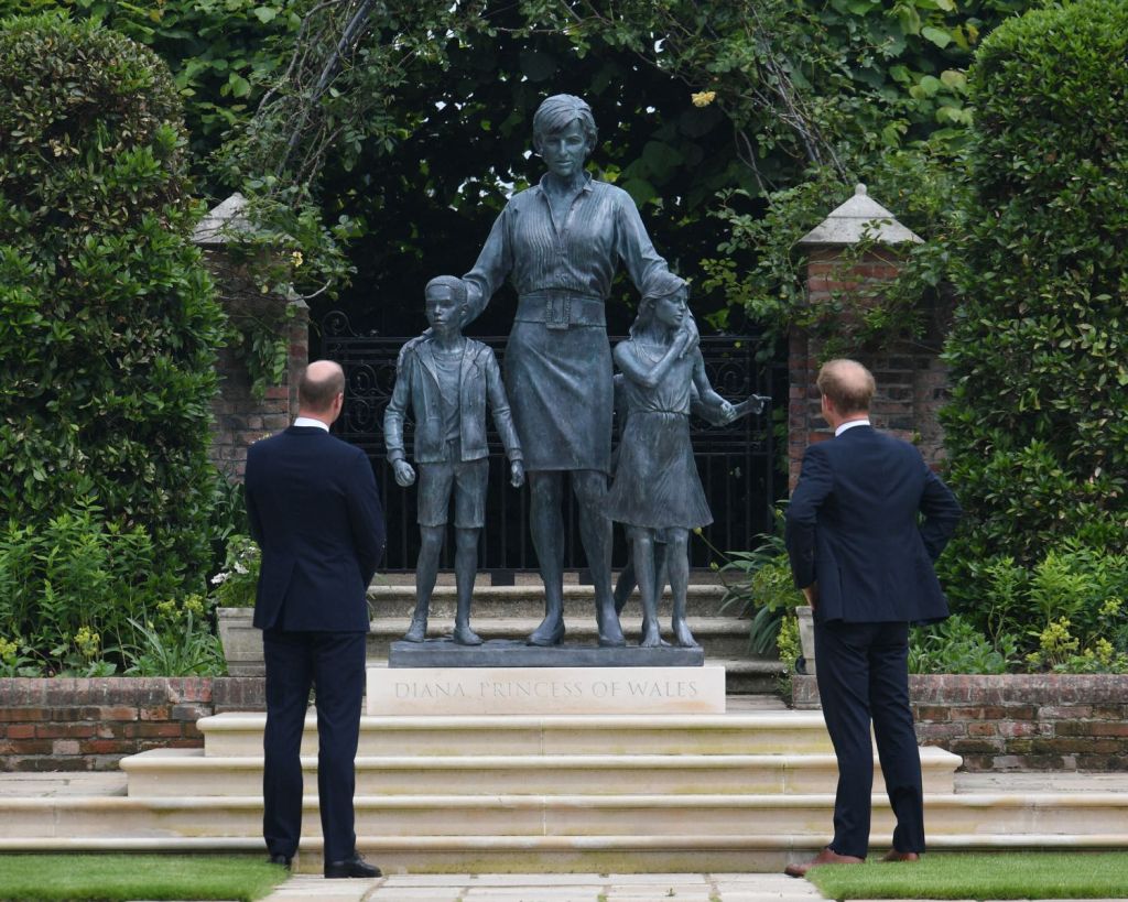 Die Söhne von Prinzessin Diana vor einer Statue von ihr im Kensington Palace Garden.