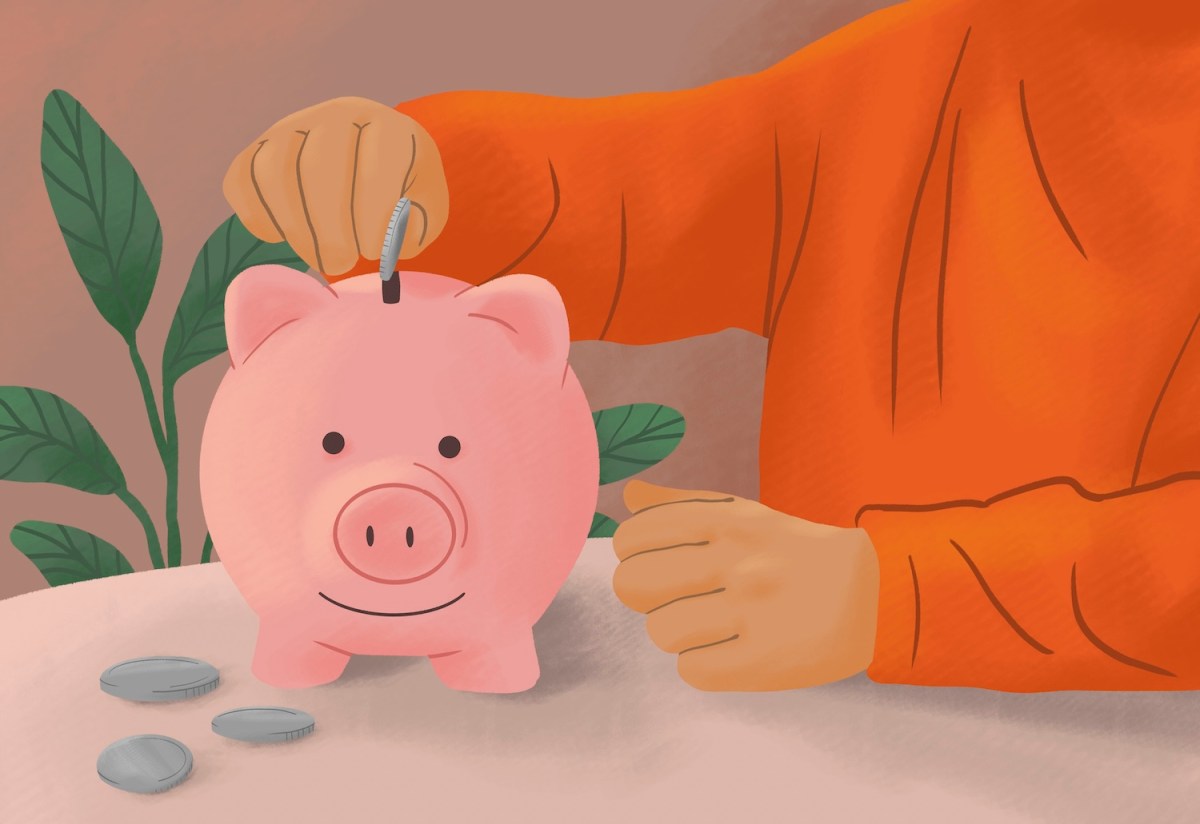 Junge steckt Münzen ins Sparschwein und lernt, wie man Geld spart.