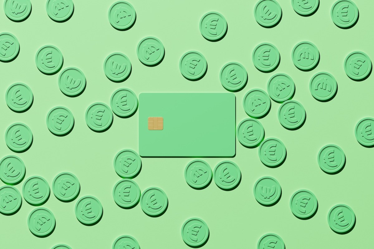 Digital generiertes Bild einer pastellgrünen Kreditkarte mit Chip, umgeben von verstreuten grünen Euromünzen auf grünem Hintergrund.