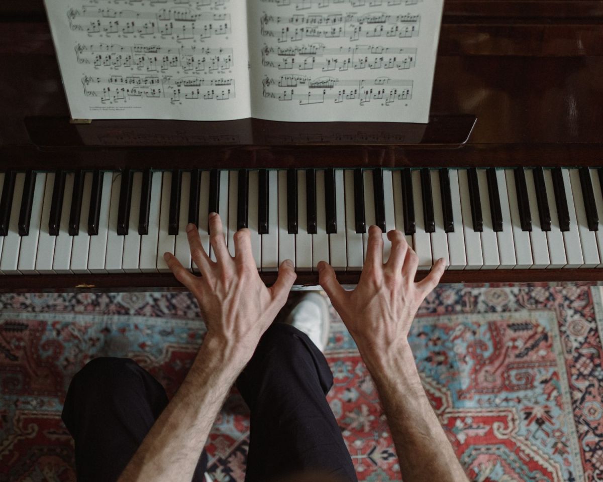 alte Hände spielen ein Klavier