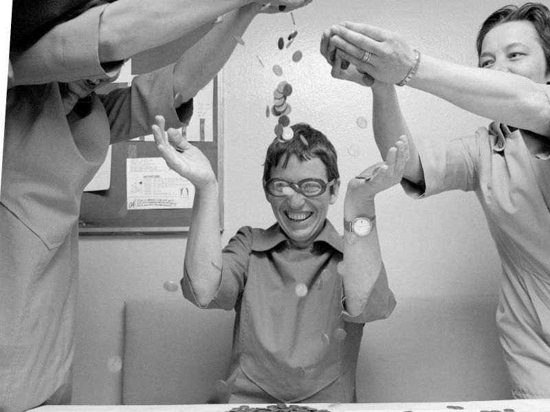 Frau freut sich über Münzregen