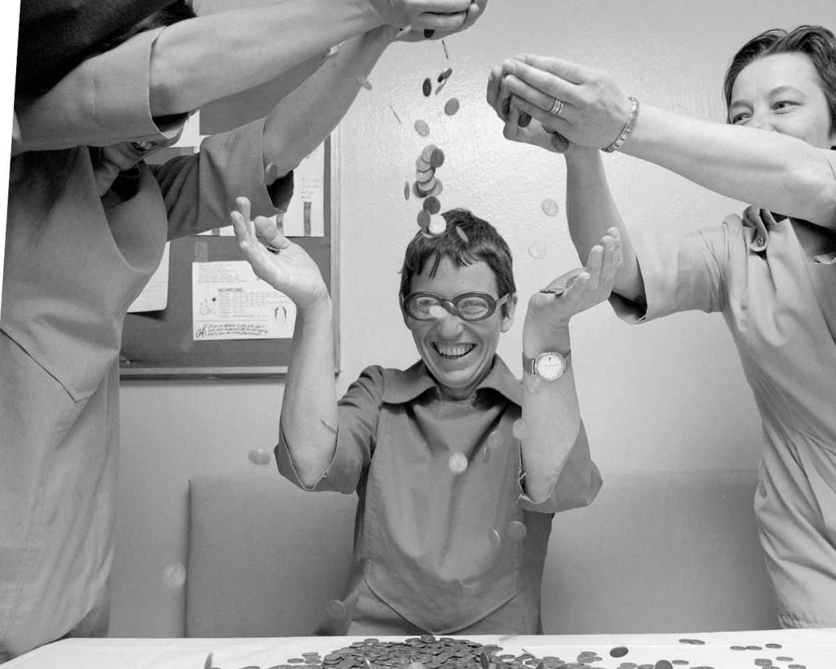 Frau freut sich über Münzregen