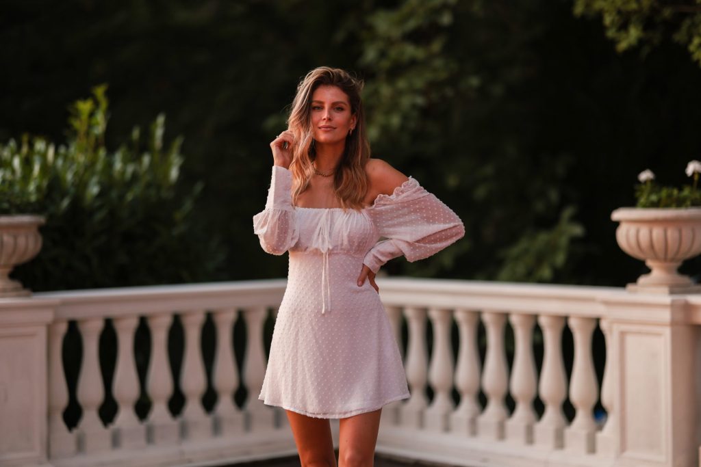 Frau mit Off-Shoulder-Kleid