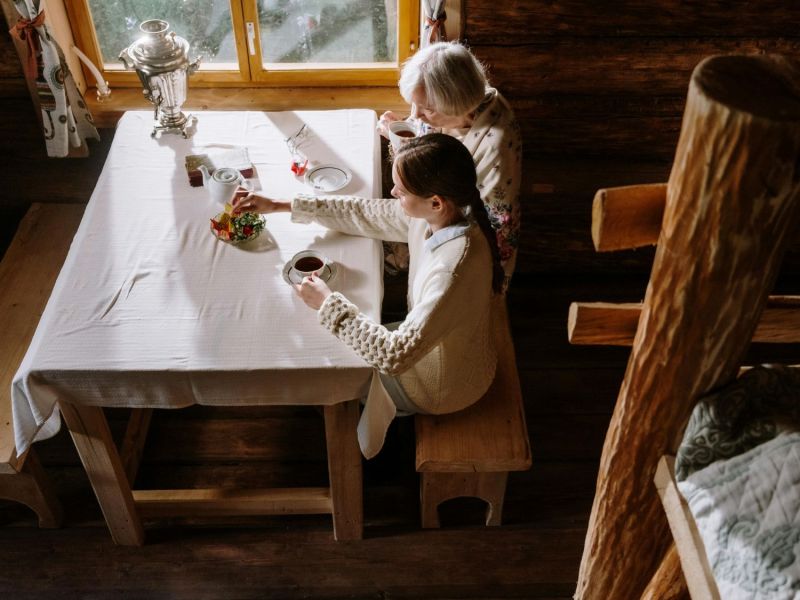 Oma und Enkel sitzen am Tisch