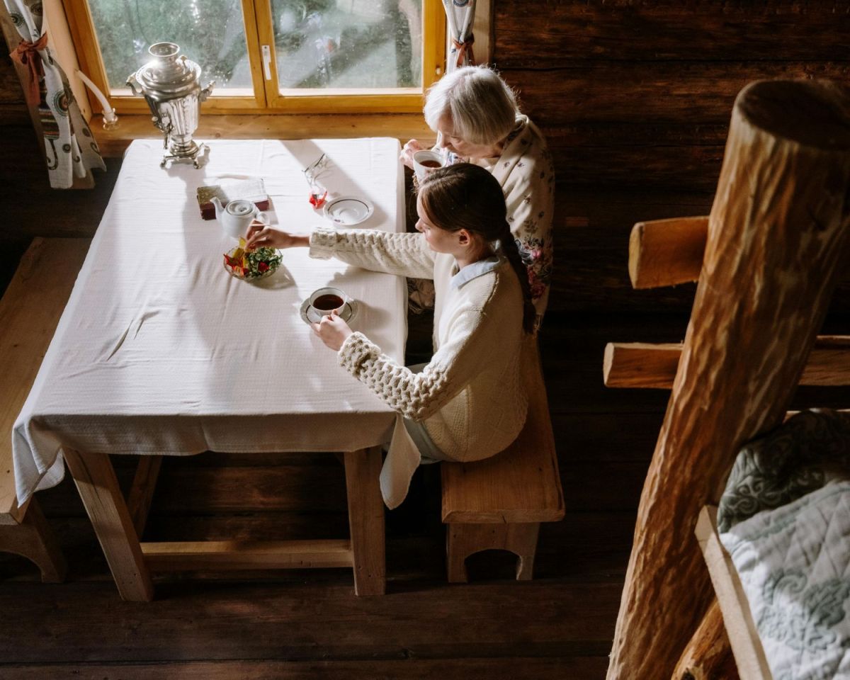 Oma und Enkel sitzen am Tisch