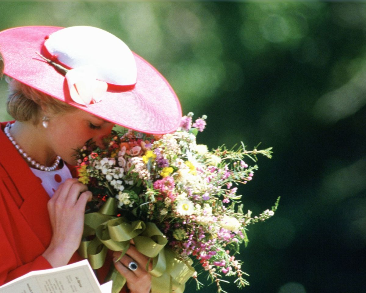 Prinzessin Diana mit Blumen