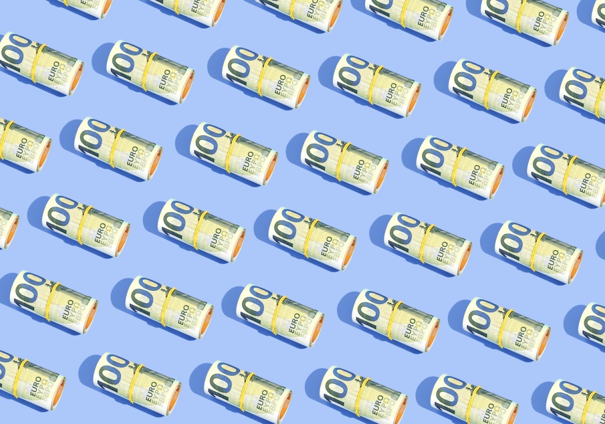 100-Euro-Geldscheine auf blauen Hintergrund.