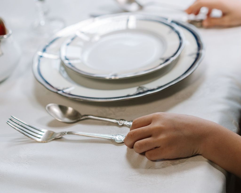 Silberbesteck auf einem Tisch