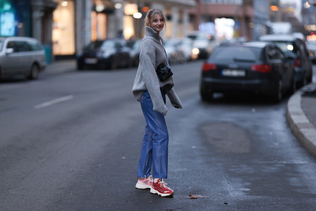 Trixi Giese mit roten Sneakern im herbstlichen Outfit.