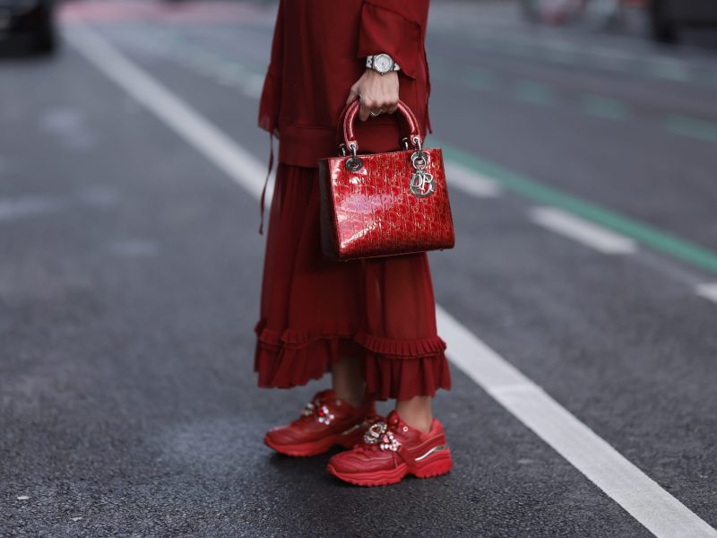 Outfit mit roten Sneakern und rotem Kleid