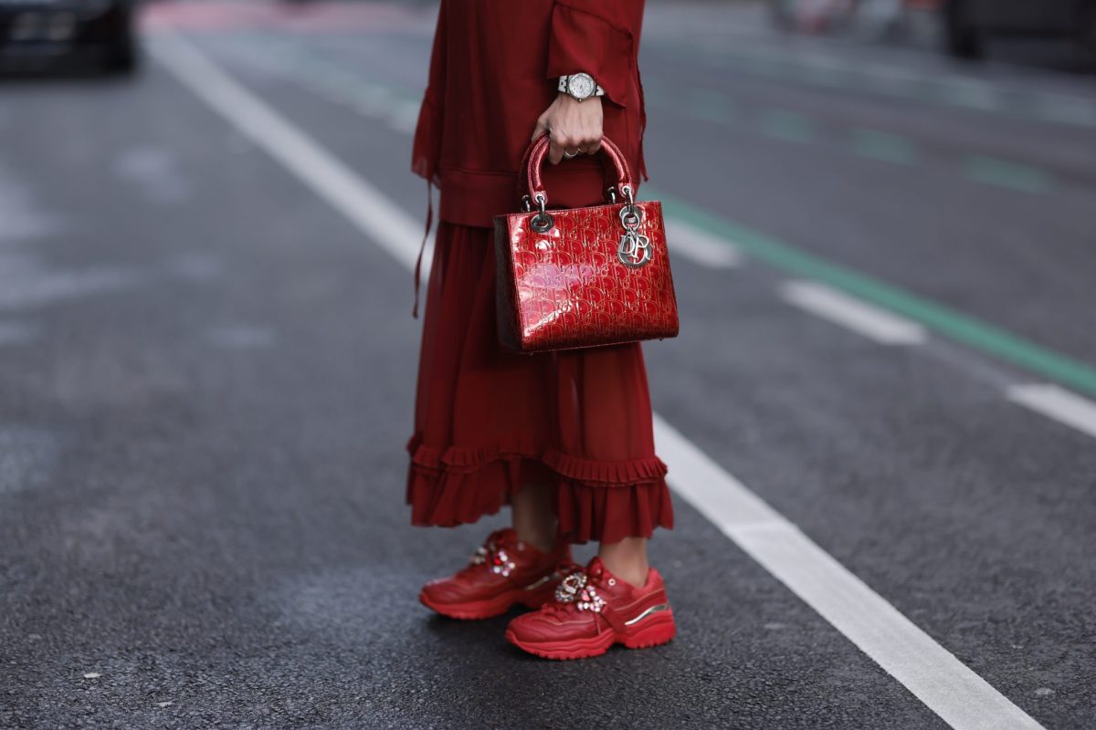 Outfit mit roten Sneakern und rotem Kleid