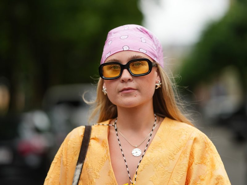 Frau mit Sonnenbrille in Orange