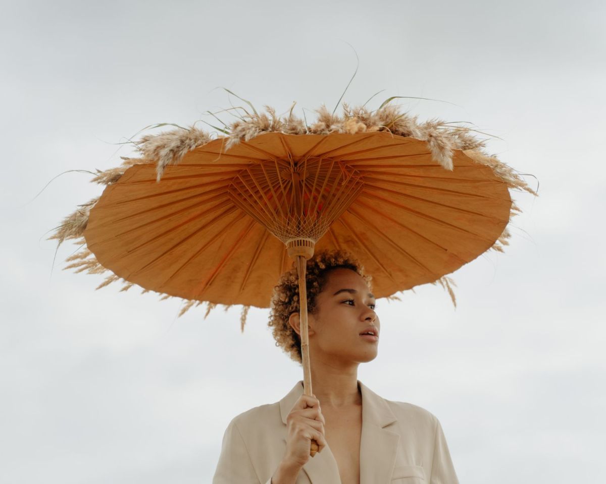 Frau mit Sonnenschirm