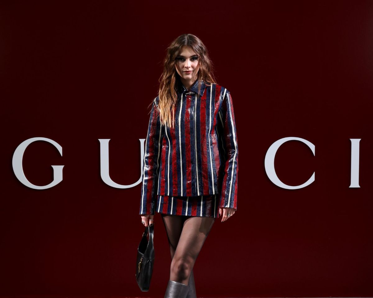 Stefanie Giesinger vor einem dunkelroten Gucci-Schriftzug.