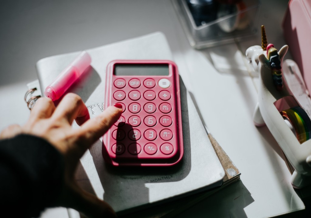 weißer Taschenrechner und Bleistift und einige Clips in Weiß