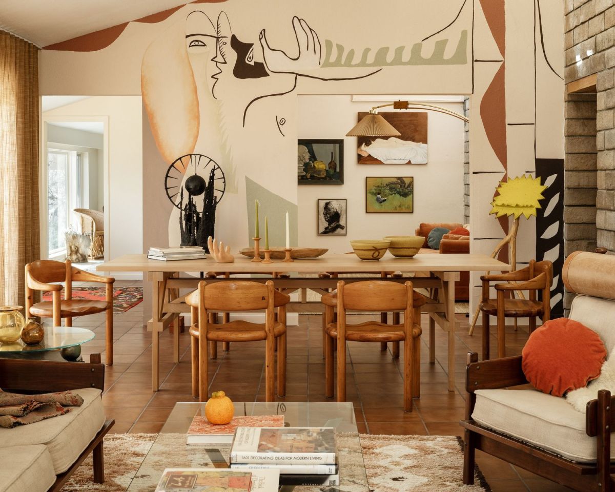 Wohnzimmer im Tidy Maximalism-Stil