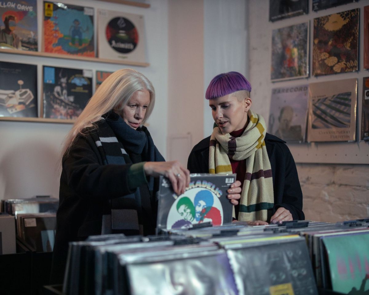 Oma und Enkelkind sind Schallplatten shoppen.