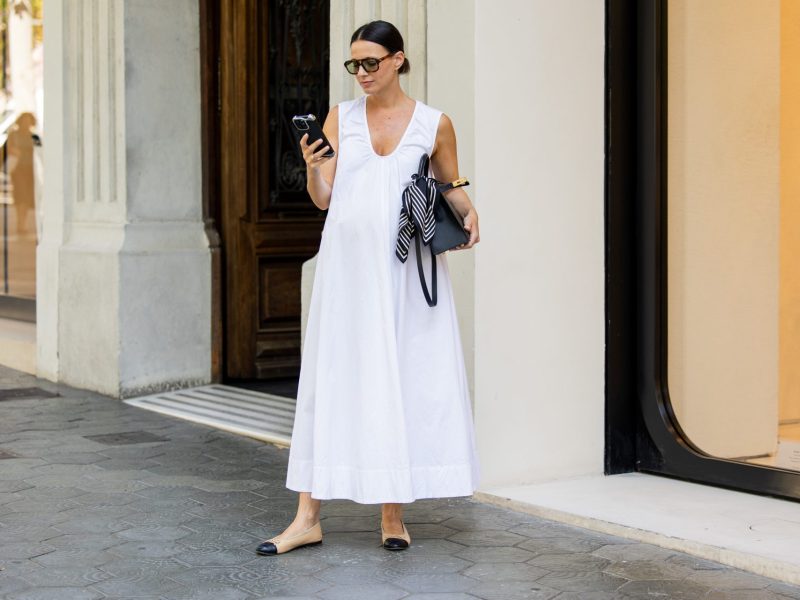 Frau mit weißem Kleid