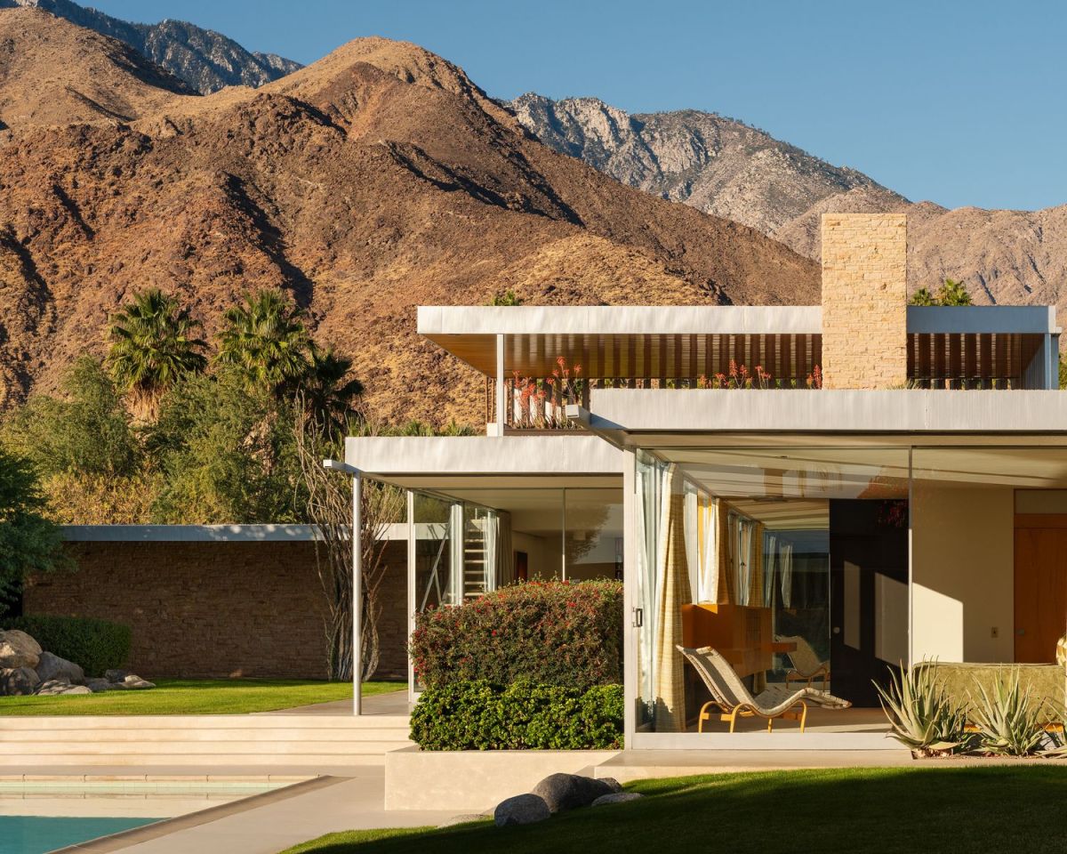 Wellness-Garten mit einem Berg im Hintergrund.