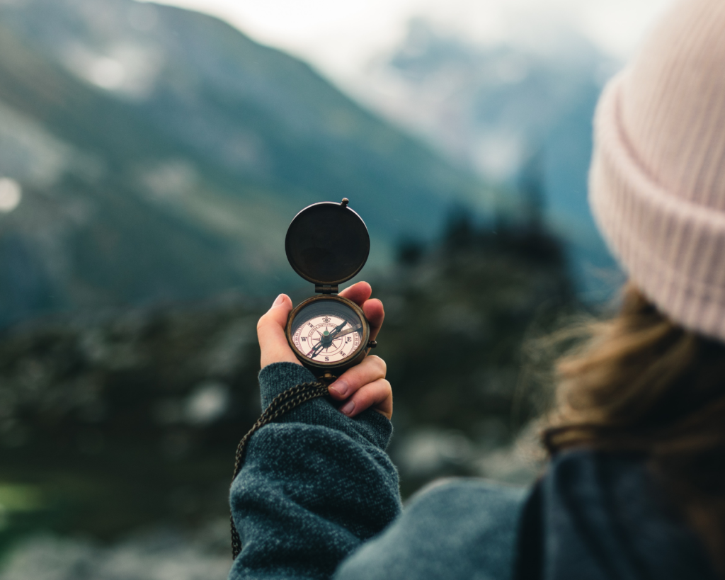 Nicht nur früher wurden Kompasse zur Orientierung genutzt: Auch heute finden sie Verwendung – beispielsweise in Wander-Urlauben.