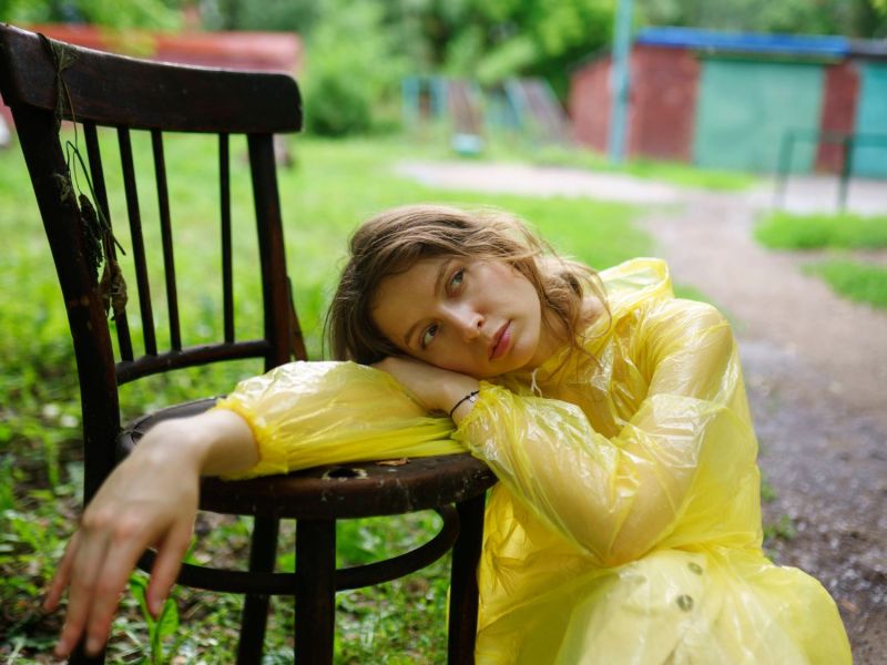 Ablehnung Bewerbung Frau traurig