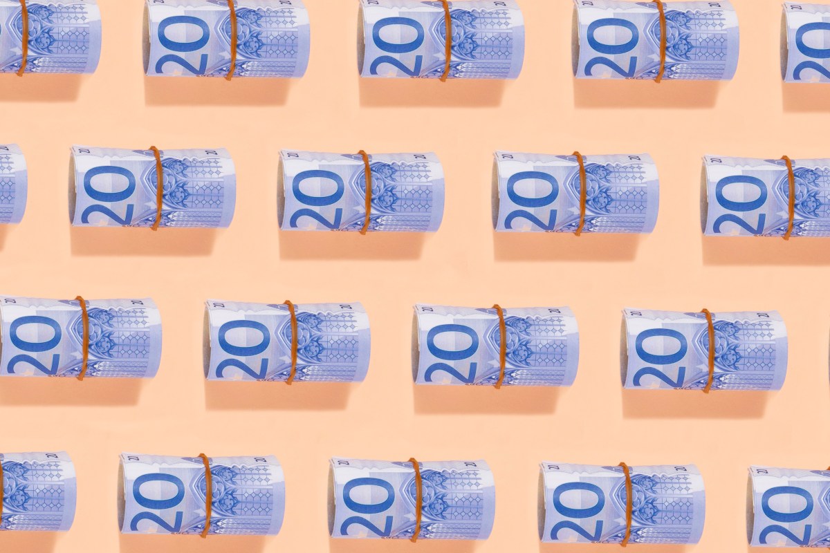 Zwanzig Euro-Banknoten auf beigen Hintergrund.