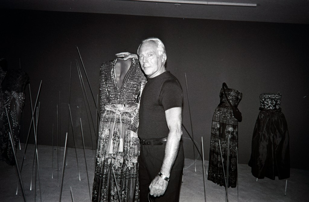Designer Giorgio Armani stellt im Jahr 2000 seine Mode in einem Museum aus.