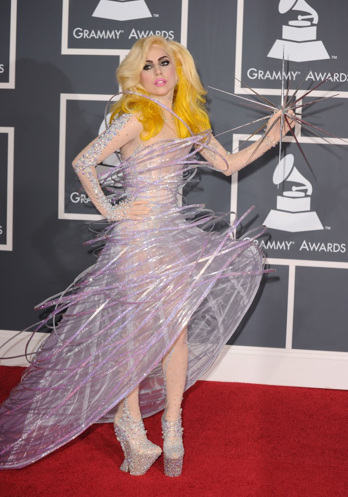 Lady Gaga 2010 im Armani-Kleid.