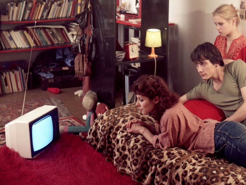 Menschen aus der DDR schauen Fernsehen