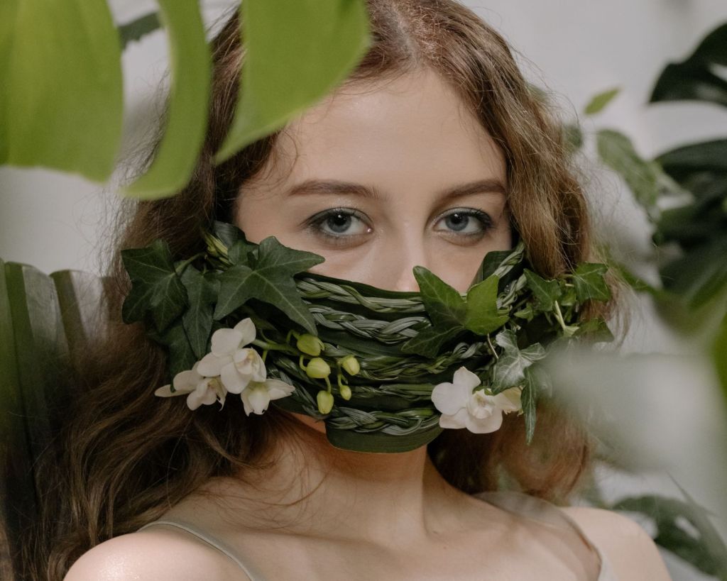 Frau mit Efeu vor dem Mund