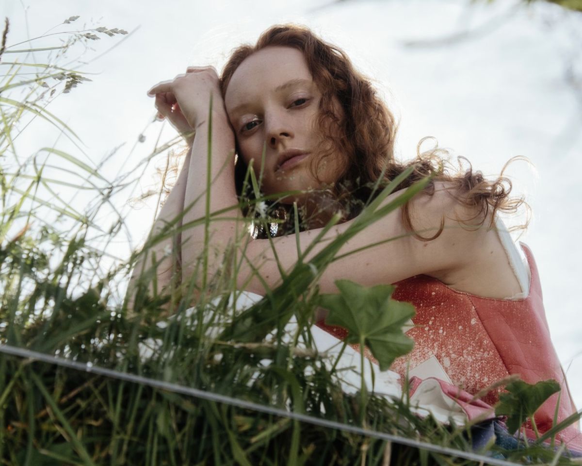 Frau im Spiegel auf einer Wiese