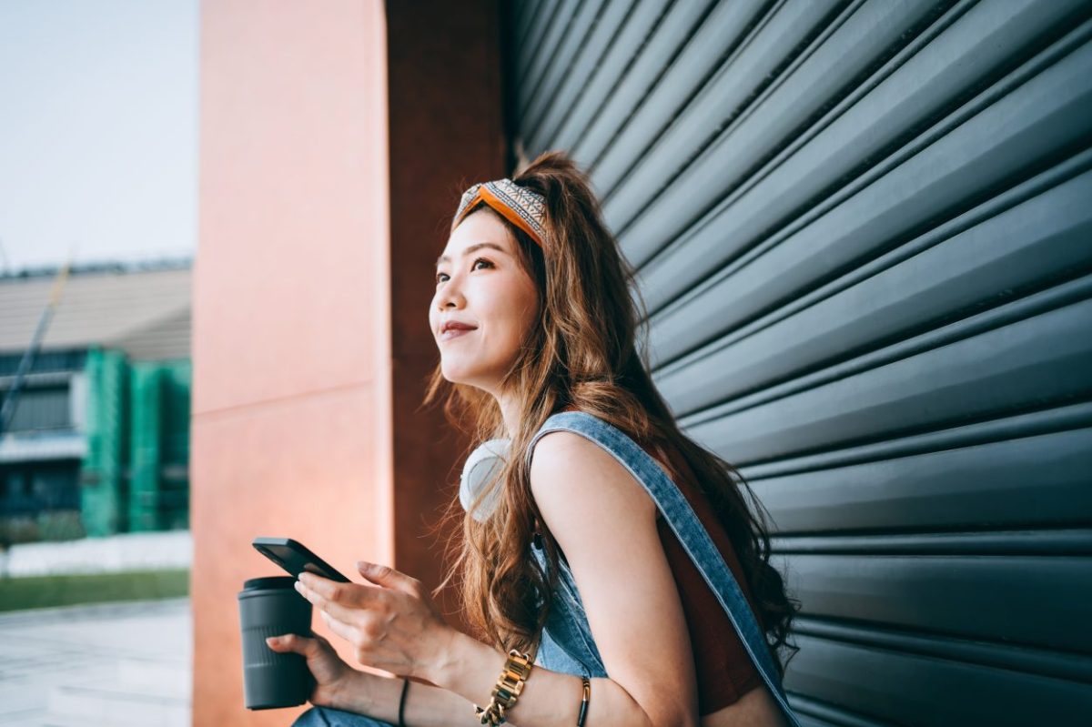 junge frau studentin handy