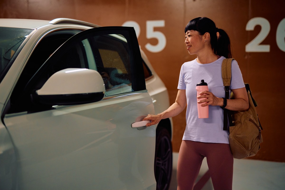 Strafzettel im Briefkasten? Nicht jeder Zettel bedeutet, dass du sofort zahlen musst. Der ADAC erklärt, wann du Vertragsstrafen von privaten Parkfirmen einfach ignorieren darfst – und wann es wirklich teuer wird.