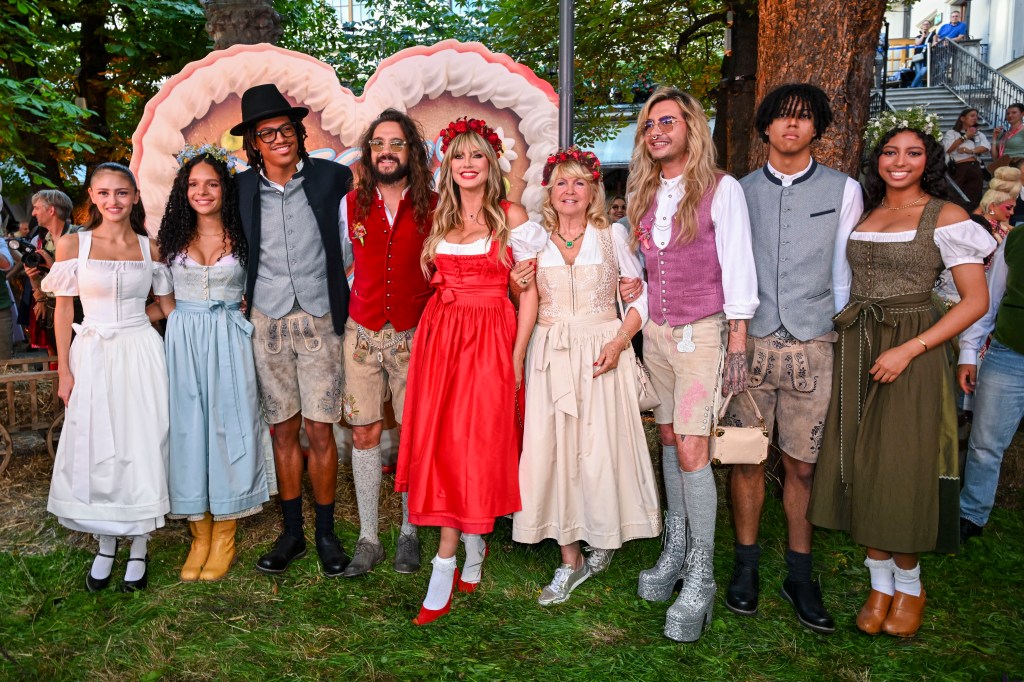 (L-R) Leni Klum, Kayla Betulius, Henry Samuel, Tom Kaulitz, Heidi Klum, Erna Klum, Bill Kaulitz, Johan Samuel und Lou Klum. 