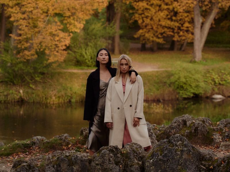 Frauen im Herbstwald