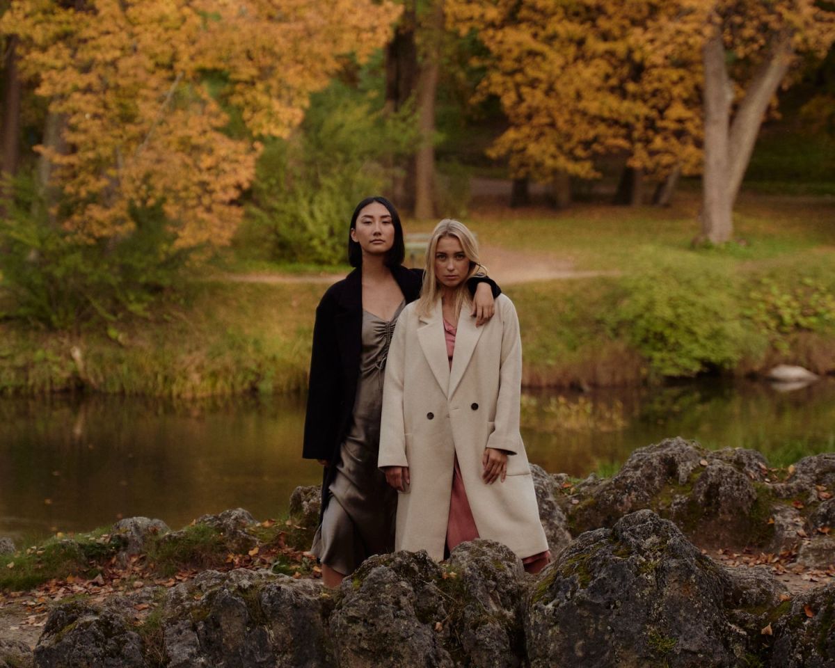 Frauen im Herbstwald