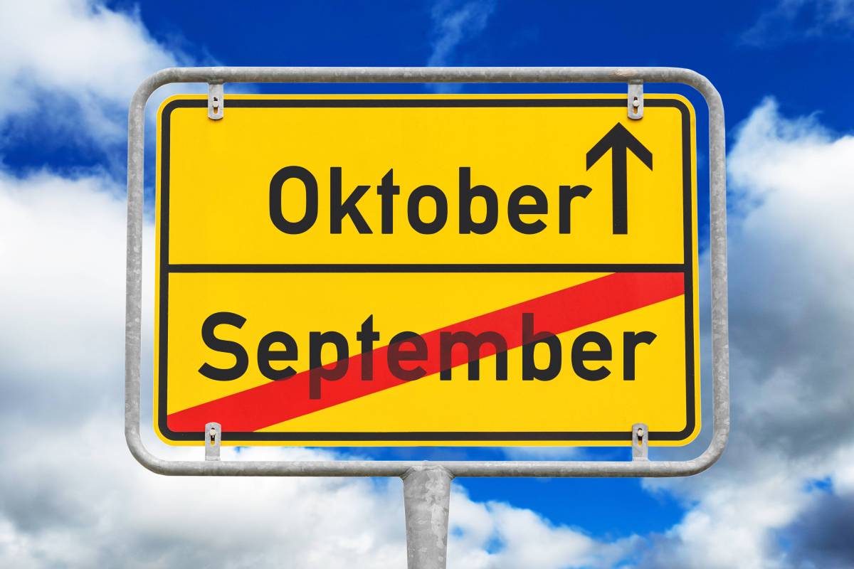 Verkehrsschild September Oktober