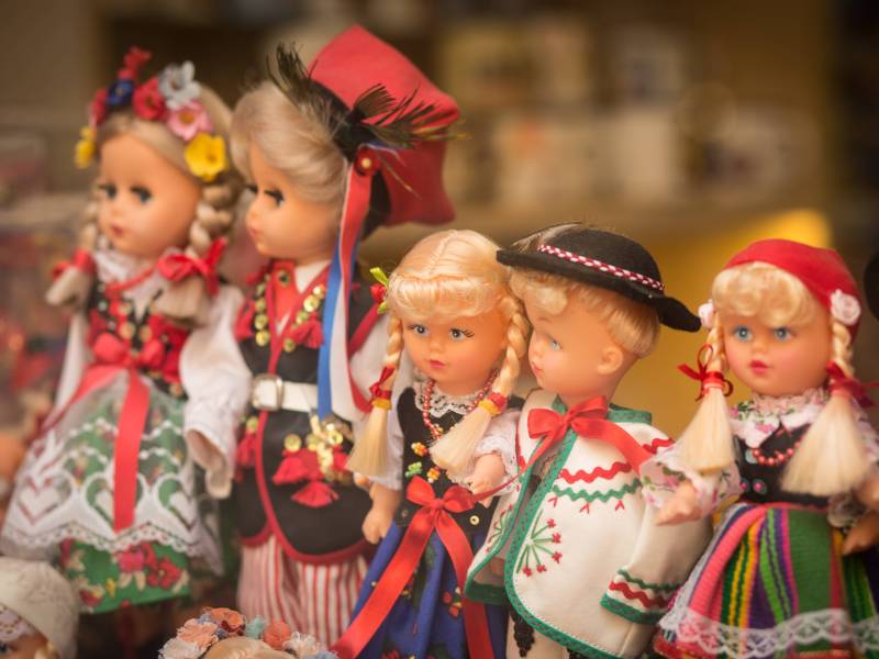 Trachten-Puppen aus Omas Urlauben sind mehr als Nostalgie – sie besitzen echten Sammlerwert, falls du Glück mit Marke, Zustand und Originalität hast.