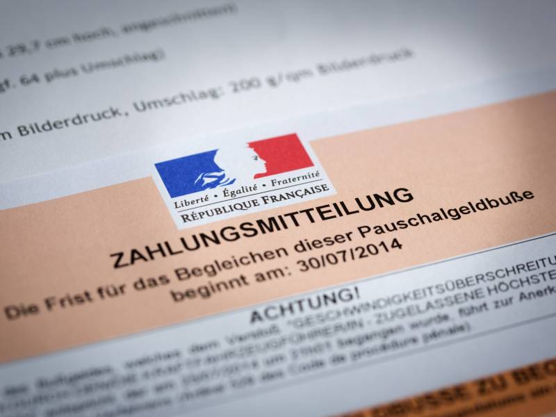 Bußgeld aus dem Ausland im Briefkasten? Erfahre, wann du wirklich zahlen musst, wie hoch Strafen werden können und welche Bescheide in Deutschland vollstreckt werden dürfen.