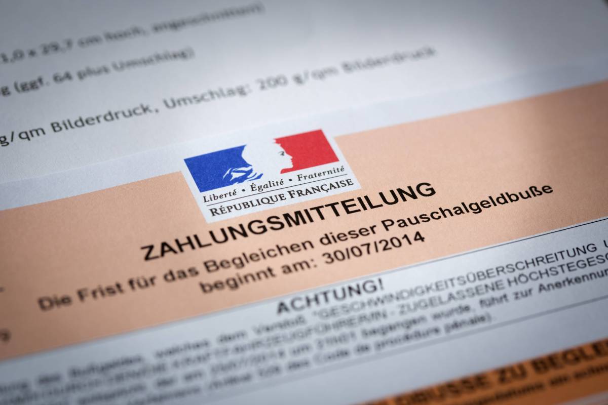 Bußgeld aus dem Ausland im Briefkasten? Erfahre, wann du wirklich zahlen musst, wie hoch Strafen werden können und welche Bescheide in Deutschland vollstreckt werden dürfen.