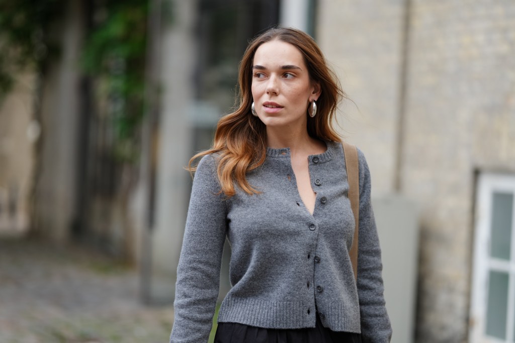 Frau mit grauem Cardigan